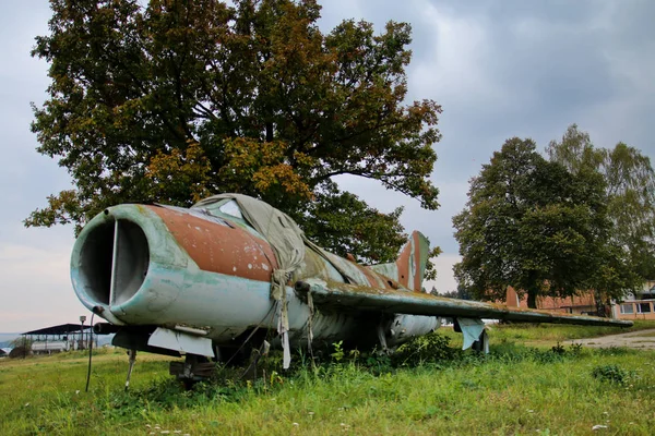 Sovyet Döneminden Kalma Paslı Savaş Jetleriyle Dolu Terk Edilmiş Askeri — Stok fotoğraf