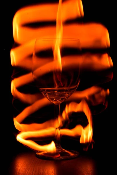 Играть Следами Огня Вокруг Бокала Вина — стоковое фото