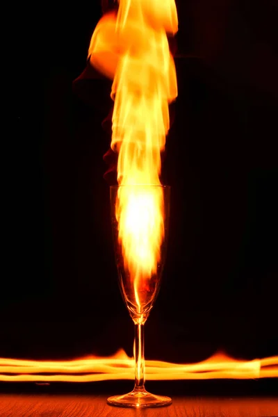 Şarap Bardağını Çevresinde Yangın Izleri Ile Oynarken — Stok fotoğraf