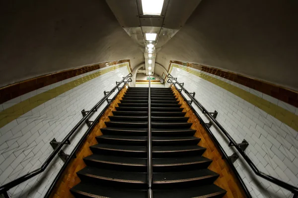 Uma Fotografia Túnel Dos London Subsolo Escadas Arredores Claustrofóbicos — Fotografia de Stock