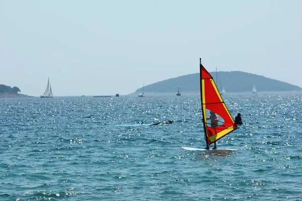 Ein Bild Einer Einzigen Windsurf Auf Dem Meer Während Des — Stockfoto