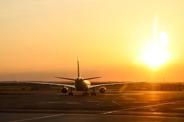 Zdjęcie Samolotu Stojącego Bocznym Pasie Startowym Przygotowanie Wyjazdu Słońce Idzie — Zdjęcie stockowe