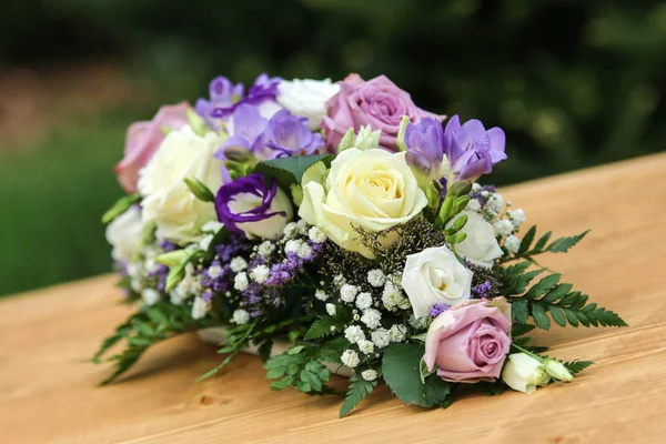 Une Photo Joli Bouquet Fleurs Est Une Fleur Mariage Pour — Photo