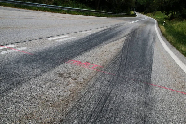 Rubber Tracks Racing Cars Left Tarmac Start Hill Climb Stage — Stock Photo, Image