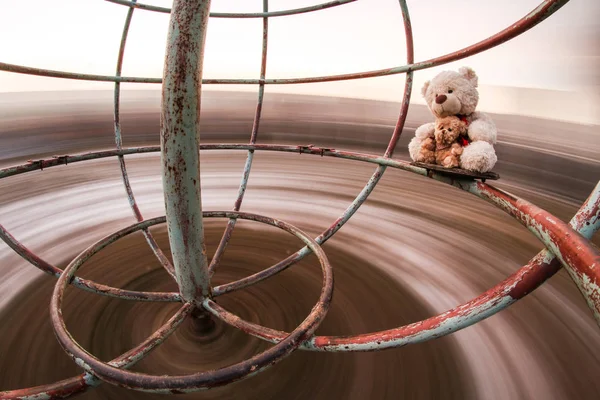 Dos Dulces Osos Peluche Están Jugando Carrusel — Foto de Stock