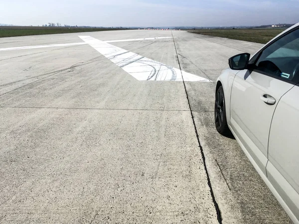 Obraz Samochodu Stojącego Pasie Startowym Lotniska Przed Testem Przyspieszenia — Zdjęcie stockowe