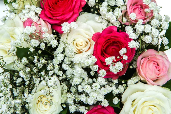 Красивые Розы Расположены Белой Коробке Подарка Изолированы Белом Фоне Красивый — стоковое фото