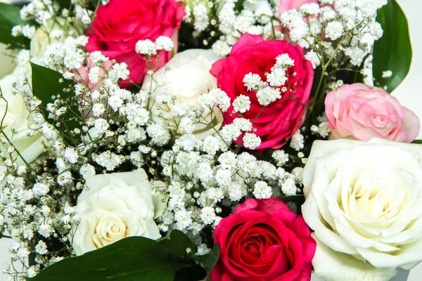 漂亮的玫瑰被安排在白色背景上的白色礼盒里 非常漂亮和浪漫的花朵的外观 — 图库照片