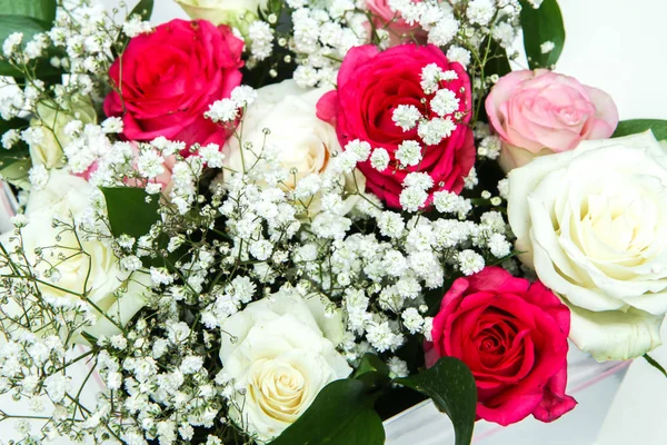 漂亮的玫瑰被安排在白色背景上的白色礼盒里 非常漂亮和浪漫的花朵的外观 — 图库照片