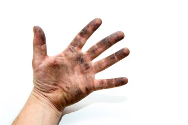 Petrol ve vazelinle kirlenmiş bir adamın kirli ellerinin resmi. Beyaz arka planda yalıtılmış. 