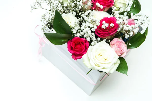 Ωραία Τριαντάφυλλα Τοποθετημένα Ένα Λευκό Κουτί Δώρου Απομονωμένα Λευκό Φόντο — Φωτογραφία Αρχείου