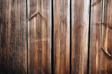 İskandinav ahşap evin kalasbirbir detay. Evin rengi eski ve berbat görünüyor. 