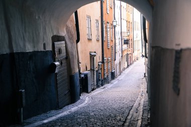 Stockholm dar geleneksel sokaklarından resim. Gamla Stan içinde yürüyüş. 