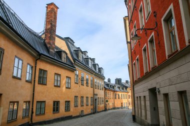 Stockholm dar geleneksel sokaklarından resim. Gamla Stan içinde yürüyüş. 