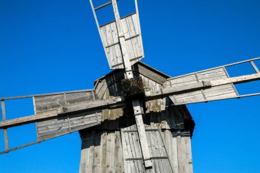 Eski ahşap yel değirmeninin detayları. Üst kısmını görebilirsin.. 