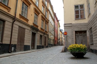 Stockholm dar geleneksel sokaklarından resim. Gamla Stan içinde yürüyüş. 