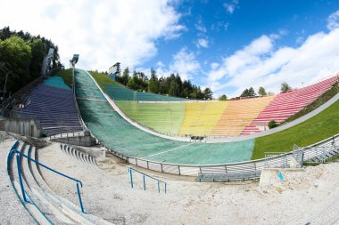 Innsbruck kayak atlama seyirci oturmak için renkli yerler ile oditoryum. 