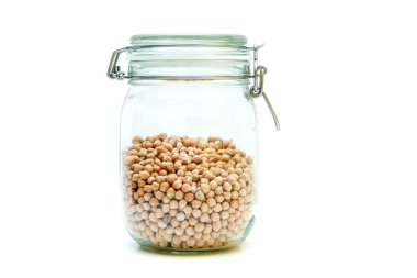 Beyaz bir arka plan üzerinde izole closable cam şişe içinde saklanan nohut. 