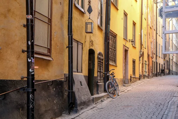 Imagen Las Estrechas Calles Tradicionales Estocolmo Caminando Dentro Gamla Stan —  Fotos de Stock