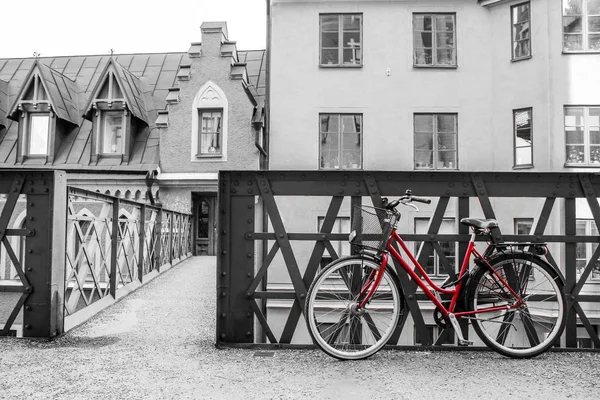 Картина Одинокого Велосипеда Хищника Стоящего Типичной Улице Стокгольма Моста Дому — стоковое фото
