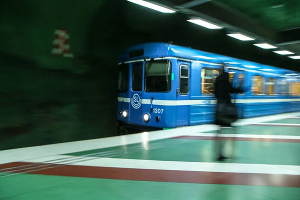 ストックホルムの伝統的な青い地下鉄の列車が駅に到着しています — ストック写真