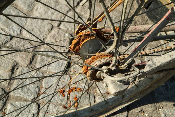 Szczegółowy Obraz Starego Niewykorzystanego Opuszczonego Roweru Pozostawionego Ulicy Łańcuch Jest — Zdjęcie stockowe