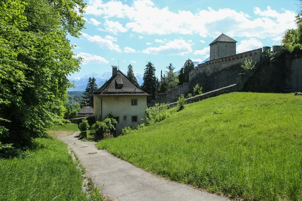 Stare Domy Pobliżu Zamku Salzburgs Hohensalzburg Austrii Można Zobaczyć Okolicę — Zdjęcie stockowe