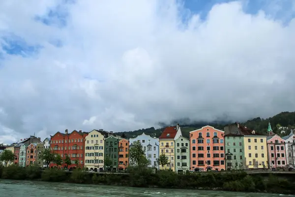 Innstrasse Inn Street Innsbruck Austria Con Sus Típicas Casas Coloridas — Foto de Stock