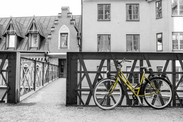 Picture Lonely Yellow Bike Standing Typical Street Stockholm Bridge House — Stock Photo, Image