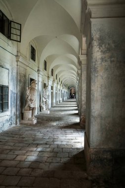 Heykelleri ile eski tarihi binanın yalnız ve boş koridorları. Geçmişin ilginç mimarisi.