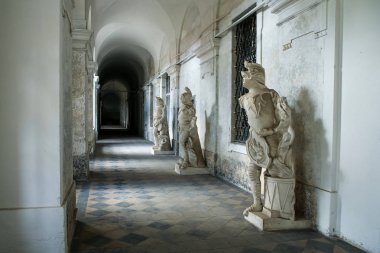 Heykelleri ile eski tarihi binanın yalnız ve boş koridorları. Geçmişin ilginç mimarisi.