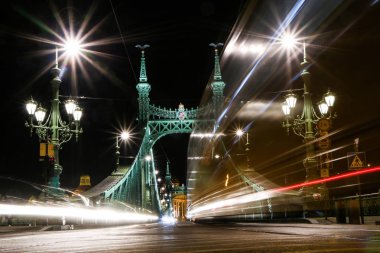 Budapeşte Özgürlük köprüsünün bir resim, Gece Araba ve tramvay ışık izleri ile Macaristan. 