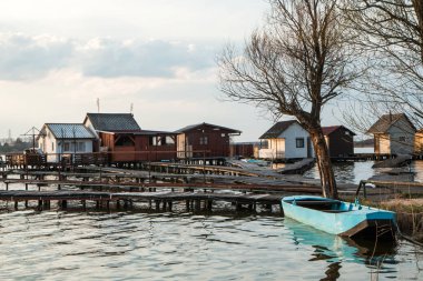 Akşam boyunca Macaristan 'da Bokod Gölü tarafından çekilen bir resim. Sütunlara 