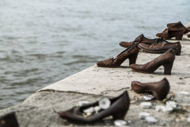 İkinci Dünya Savaşı sırasında Yahudilerin öldürülmesini anmak için bir anıt. Budapeşte'de Tuna Nehri'nin yanında durmak.