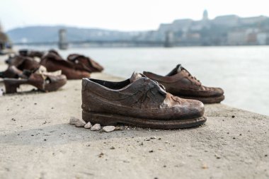 İkinci Dünya Savaşı sırasında Yahudilerin öldürülmesini anmak için bir anıt. Budapeşte'de Tuna Nehri'nin yanında durmak.