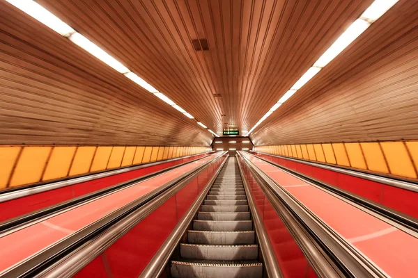 Una Foto Escalera Mecánica Metro Húngaro Túnel Parece Largo — Foto de Stock