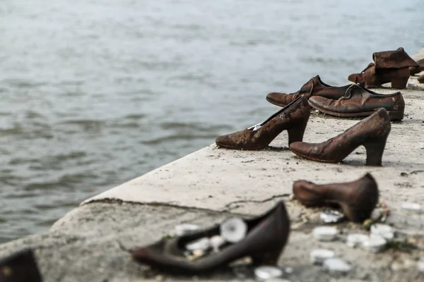 Minnesmärke Minnas Mordet Judarna Andra Världskriget Stående Vid Floden Donau — Stockfoto