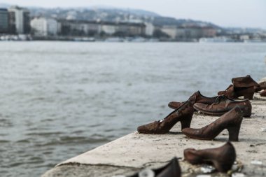 İkinci Dünya Savaşı sırasında Yahudilerin öldürülmesini anmak için bir anıt. Budapeşte'de Tuna Nehri'nin yanında durmak.