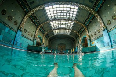 Budapeşte termal Gellert spa dekore iç bir resim. Tarihi bina ilginç bir tasarım avesi ve mimarisine sahiptir.