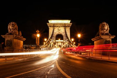 Budapeşte Zincir köprü bir resim, Macaristan gece araba ışık izleri ile. 