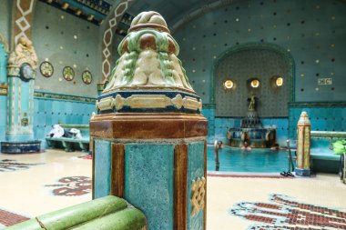 Budapeşte termal Gellert spa dekore iç bir resim. Tarihi bina ilginç bir tasarım avesi ve mimarisine sahiptir.