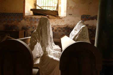 Eski terk edilmiş, neredeyse Çek Cumhuriyeti'nde kilise yıkılmış iç resim. İçinde inananların hayaletlerinin heykelleri var..