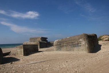 İkinci Dünya Savaşı'ndan kalma Alman Nazi sığınakları ve kaleleri plajlarda duruyor ve yavaşça suya düşüyor. Bu savaş kalıntıları hala görülebilir ve çocuklar ve turistler için cazibe olarak hizmet vermektedir. 