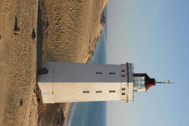 Yalnız terk edilmiş deniz feneri Rubjerg Knude Fyr denizin gelmesini ve denize düşmesini bekliyor.. 