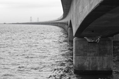 Danimarka'daki iki adayı birbirine bağlayan, denizin üzerinden çok uzaklara giden uzun bir köprü.. 