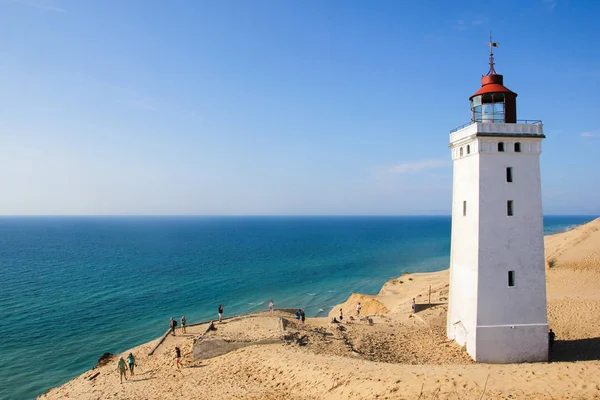 Yalnız terk edilmiş deniz feneri Rubjerg Knude Fyr denizin gelmesini ve denize düşmesini bekliyor.. 