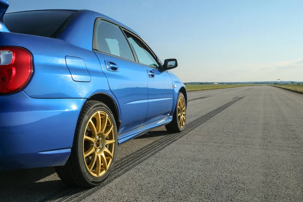 Coche Deportivo Azul Joven Con Llantas Doradas Está Pie Pista — Foto de Stock