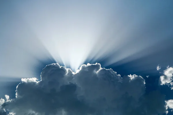 Detalle Rayo Sol Detrás Una Nube Parece Una Luz Dioses — Foto de Stock