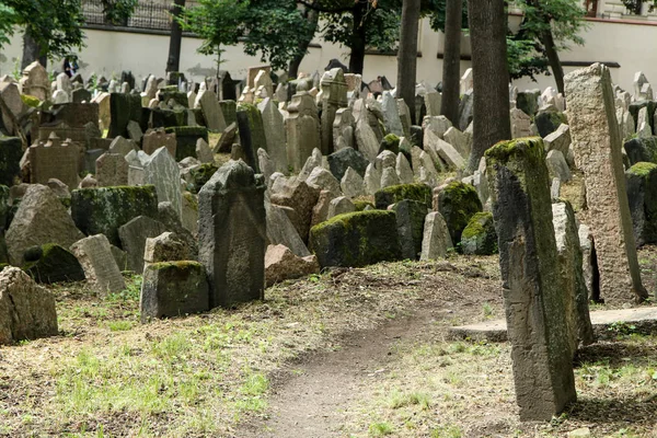 Zeer Oude Joodse Begraafplaats Met Veel Shabby Stenen Grafstenen — Stockfoto