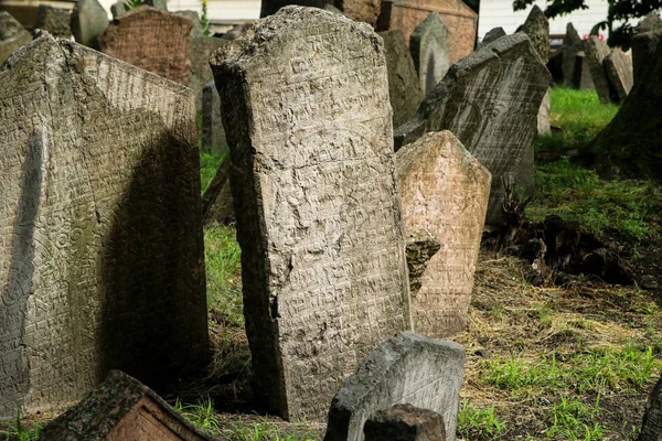 Çok Eski Yahudi Mezarlığı Bir Sürü Eski Taş Mezar Taşı — Stok fotoğraf